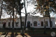А в этом старинном здании - поликлиника А в этом старинном здании - поликлиника