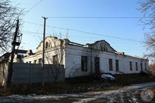 И совсем рядом - бывшая поликлиника И совсем рядом - бывшая поликлиника