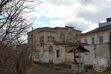 Синагога и след звезды Давида на фронтоне Синагога и след звезды Давида на фронтоне