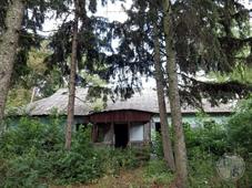 Заброшенный дом на окраине бывшего местечка Заброшенный дом на окраине бывшего местечка