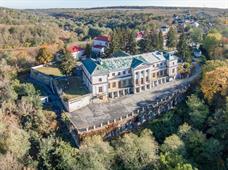 Хорошо просматриваются бастионы и эскарп Хорошо просматриваются бастионы и эскарп