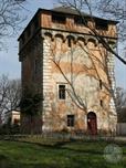 Водонапорная башня возле дворца Водонапорная башня возле дворца