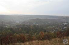 Село спряталось в долине между 4 горами Село спряталось в долине между 4 горами