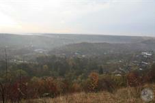 Село спряталось в долине между 4 горами