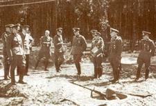 Гитлер в ставке "Вервольф", фото 1942г Гитлер в ставке "Вервольф", фото 1942г