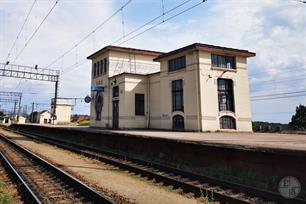 Это второе здание, метрах в 50 от первого