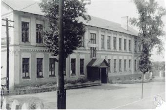 Школа №4 до 1980-х гг. Центрального и левого корпусов (если смотреть от входа) еще нет Школа №4 до 1980-х гг. Центрального и левого корпусов (если смотреть от входа) еще нет