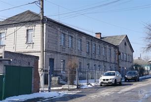 В советское время здание изуродовали плиткой "кабанчик" В советское время здание изуродовали плиткой "кабанчик"