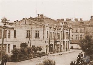 Изначально это было красивейшее здание с арочными окнами и дверным проемом в стиле модерн Изначально это было красивейшее здание с арочными окнами и дверным проемом в стиле модерн