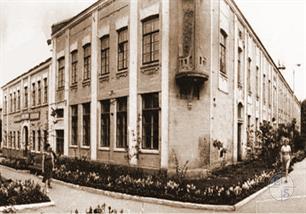 В 1970-х гг. достроили новый корпус. В старом, как видно, еще сохранялся вход с крулой верхней частью В 1970-х гг. достроили новый корпус. В старом, как видно, еще сохранялся вход с крулой верхней частью