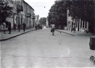 Улица К.Маркса, 1970-е гг. Вид от школы №2. Справа за домом виден сквер Улица К.Маркса, 1970-е гг. Вид от школы №2. Справа за домом виден сквер