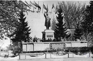 Трибуна и Ленин еще на старом месте, у улицы Карла Маркса Трибуна и Ленин еще на старом месте, у улицы Карла Маркса