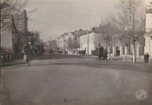 Ул. Пушкина, вид от горисполкома. Удивительно, но слева еще виден купол церкви Ул. Пушкина, вид от горисполкома. Удивительно, но слева еще виден купол церкви