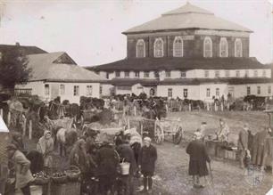Before the synagogue, 1920s. Photo by Alter Kacizne Before the synagogue, 1920s. Photo by Alter Kacizne