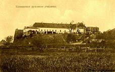 В кон. 19 в. в замке размещалось духовное училище