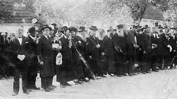 Jewish dignitaries gathered for the arrival of Polish President Ignacy Mościcki, 1929. Among those present are the Pruzhany rabbi (the man with fur hat and white beard), the director of the yeshiva, Yidul Sofer Friedman (with farmer’s cap and white beard; great-grandfather of Rabbi Yaacov Friedman), Rabbi Nakhum Moyshle Tverski (with hand to this chest), Efraim Dayan (next to Tverski), the Turiisk rebbe Velvele (next to Dayan) Jewish dignitaries gathered for the arrival of Polish President Ignacy Mościcki, 1929. Among those present are the Pruzhany rabbi (the man with fur hat and white beard), the director of the yeshiva, Yidul Sofer Friedman (with farmer’s cap and white beard; great-grandfather of Rabbi Yaacov Friedman), Rabbi Nakhum Moyshle Tverski (with hand to this chest), Efraim Dayan (next to Tverski), the Turiisk rebbe Velvele (next to Dayan)