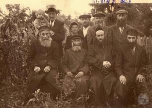 Groupe of Jews in Lokachi, before World War II Groupe of Jews in Lokachi, before World War II