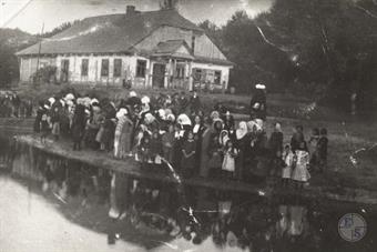 Uscilug. A gathering around Rosh Hashanah at the Lug River, for the observance of the tashlich ritual, 1920s-1930s Uscilug. A gathering around Rosh Hashanah at the Lug River, for the observance of the tashlich ritual, 1920s-1930s