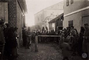 The line for flour near the synagogue, 1917 The line for flour near the synagogue, 1917