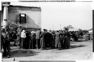 Jews on the market square in Volodymyr, 1917 Jews on the market square in Volodymyr, 1917
