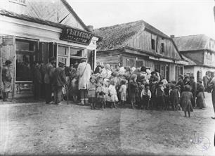 The queue for free food in Beit Temhui in Luboml, 1917. The inscription on the sign says: “Folks Kih” (Yiddish: Ffolk Cuisine). The queue for free food in Beit Temhui in Luboml, 1917. The inscription on the sign says: “Folks Kih” (Yiddish: Ffolk Cuisine).