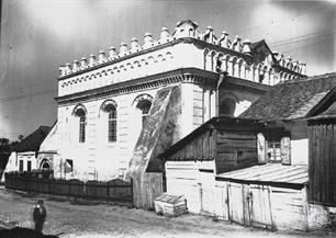 Great synagogue in Luboml, the beginning of the 20th century. Words on Hebrew are visible over the windows Great synagogue in Luboml, the beginning of the 20th century. Words on Hebrew are visible over the windows