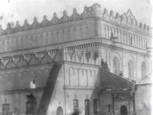 Boys sit on the roof of the synagogue Boys sit on the roof of the synagogue