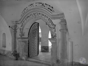 Entrance to the synagogue, 1939. At the top is 1928 - probably the year of the reconstruction of the building Entrance to the synagogue, 1939. At the top is 1928 - probably the year of the reconstruction of the building