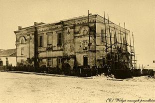 The synagogue was built in 1713, destroyed in 1944 The synagogue was built in 1713, destroyed in 1944
