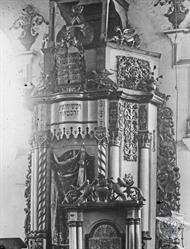 Fragment of the Aron kodesh. The Griffins and the Birds are visible Fragment of the Aron kodesh. The Griffins and the Birds are visible
