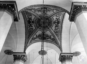 Bimah dome. The chain is visible in the center on which the core hangs. Photo by Shimon Zaychik Bimah dome. The chain is visible in the center on which the core hangs. Photo by Shimon Zaychik