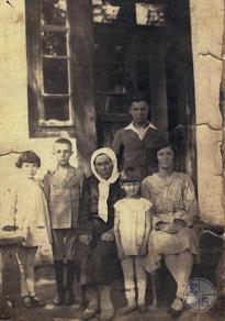 Idel Antvarg, her mother Beyla and children Shmuel, Rivka, Shlomo. Trochimbrod, 1925 Idel Antvarg, her mother Beyla and children Shmuel, Rivka, Shlomo. Trochimbrod, 1925