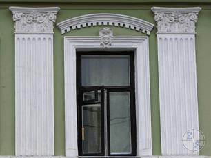 Встречаются старинные особняки с богатой декоративной отделкой Встречаются старинные особняки с богатой декоративной отделкой