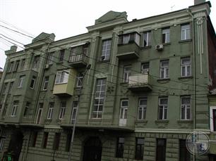 Модерн выделяется на фоне общей застройки. И становится понятно, что это Гинзбург Модерн выделяется на фоне общей застройки. И становится понятно, что это Гинзбург