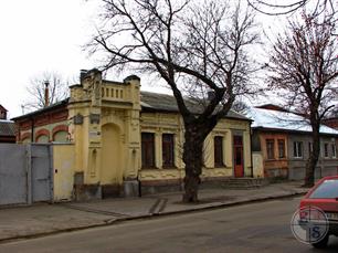 Норм чувак. Двери замуровал, с другой стороны пробил. Наверное, чтоб до работы идти ближе было