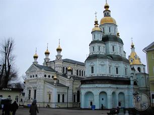 Покровский собор, 1689 год, украинское барокко. Сзади - Озерянская церковь Покровский собор, 1689 год, украинское барокко. Сзади - Озерянская церковь