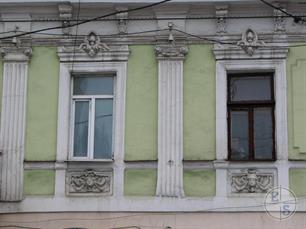 Элементы декора здания неподалеку Элементы декора здания неподалеку