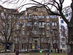 Соседний дом. Вверху видна скульптура-барельеф, а было их, вероятно, две Соседний дом. Вверху видна скульптура-барельеф, а было их, вероятно, две