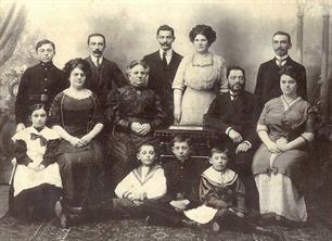 Семья Каракиса в Балте, 1911. Иосиф на полу в центре Семья Каракиса в Балте, 1911. Иосиф на полу в центре