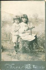 Братья Иосиф и Давид Каракисы. Фото сделано в Виннице в 1908 году Братья Иосиф и Давид Каракисы. Фото сделано в Виннице в 1908 году