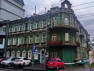 На боковом фронтоне виден серп и молот (фото 2017 г.) На боковом фронтоне виден серп и молот (фото 2017 г.)