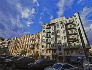 Угловой эркер очень необычный, а на его вершине сохранились инициалы купца Кенина Угловой эркер очень необычный, а на его вершине сохранились инициалы купца Кенина