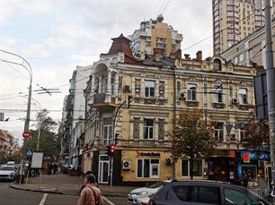 Дом на противоположной стороне улицы Дом на противоположной стороне улицы