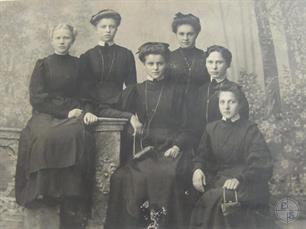 Ученицы гимназии, 1910 Ученицы гимназии, 1910