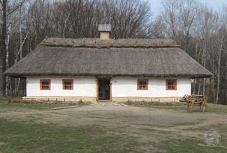 Сельская управа начала 20 века из Млиева в музее в Пирогове. Фото Kamelot, Википедия Сельская управа начала 20 века из Млиева в музее в Пирогове. Фото Kamelot, Википедия