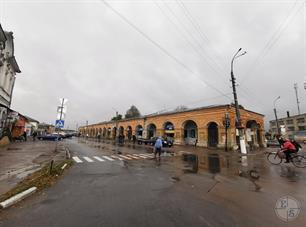 Старинные торговые ряды и сейчас используются по назначению Старинные торговые ряды и сейчас используются по назначению