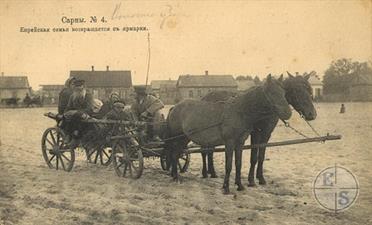 Сарны. Еврейская семья возвращается с ярмарки. Открытка нач. 20 в.