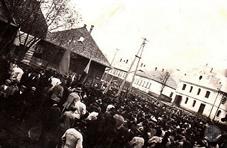 Митинг в Воловом, синагога справа Митинг в Воловом, синагога справа