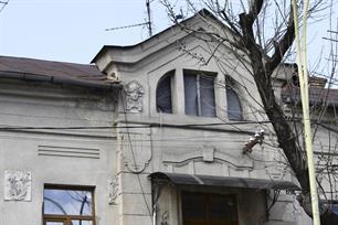 Строгий модерн, но с характерными для стиля маскаронами Строгий модерн, но с характерными для стиля маскаронами