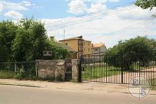 В этом комплексе находится еврейская школа. Охранник дрых и, как мы ни тарабанили, к воротам не подошел В этом комплексе находится еврейская школа. Охранник дрых и, как мы ни тарабанили, к воротам не подошел